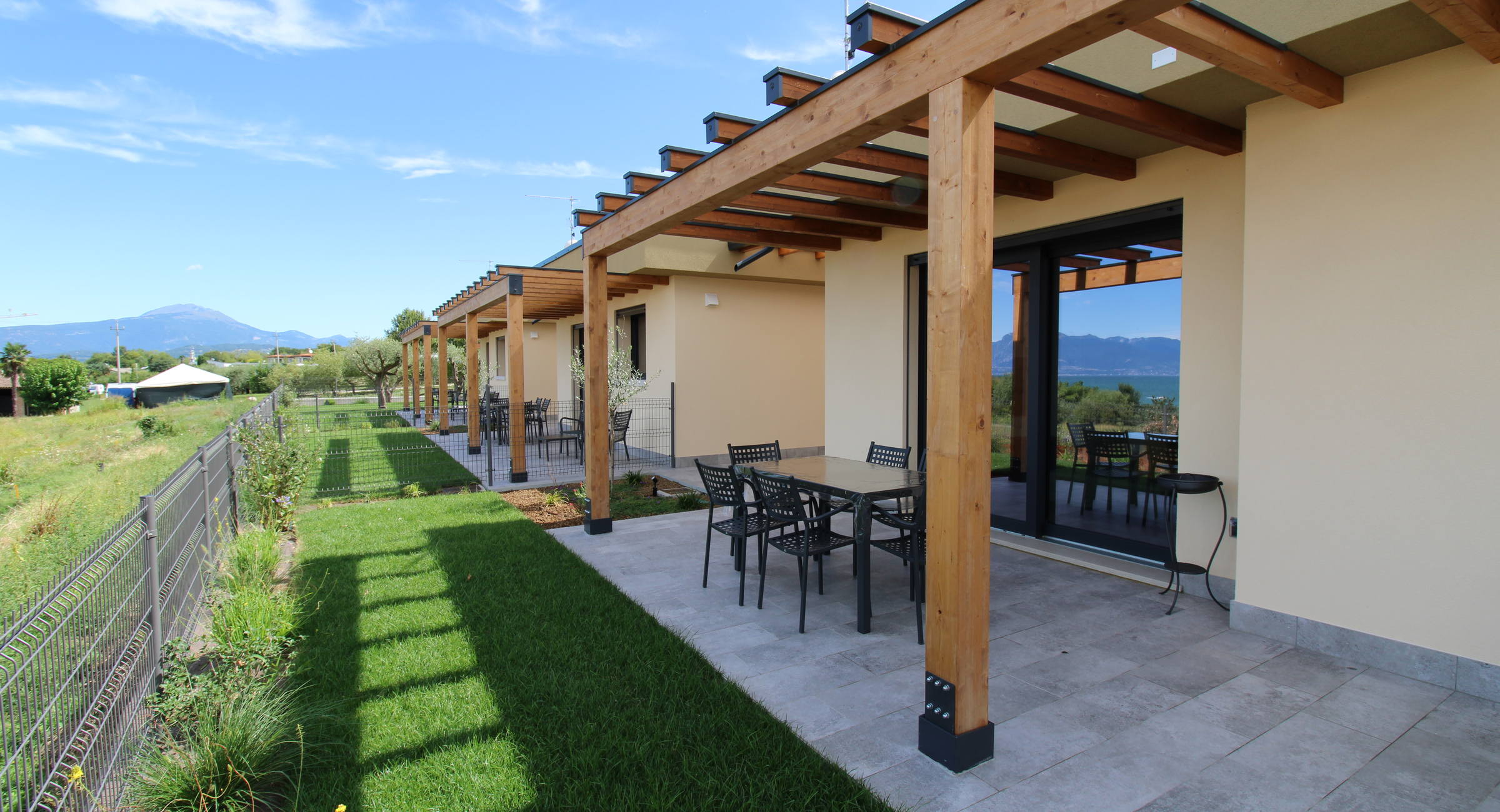 Le Terrazze di Nicola Marconi | Casa vacanza Le Terrazze, villette indipendenti con piscina a 200 metri dal Lago di Garda